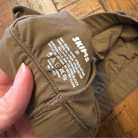 SKIMS Fits Everyone Crossover Bralette - Picture 5 of 5